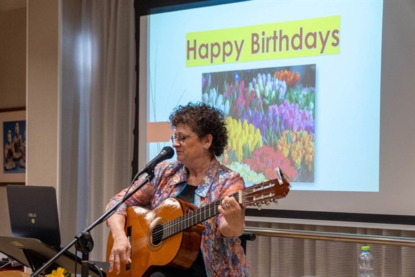 חוגגים יום הולדת לדיירים בדיור המוגן בהרצליה
