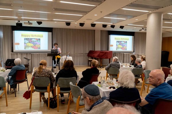 חוגגים יום הולדת לדיירים בדיור המוגן בהרצליה